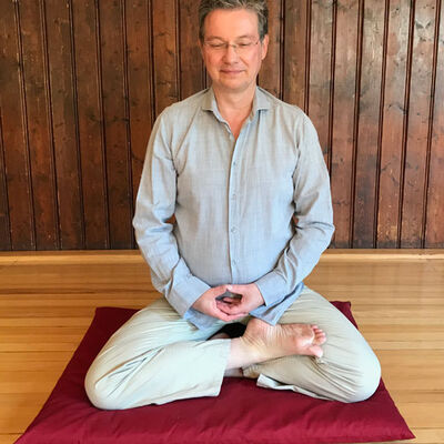 Meditationslehrer Jürgen Kalweit bei der Meditation